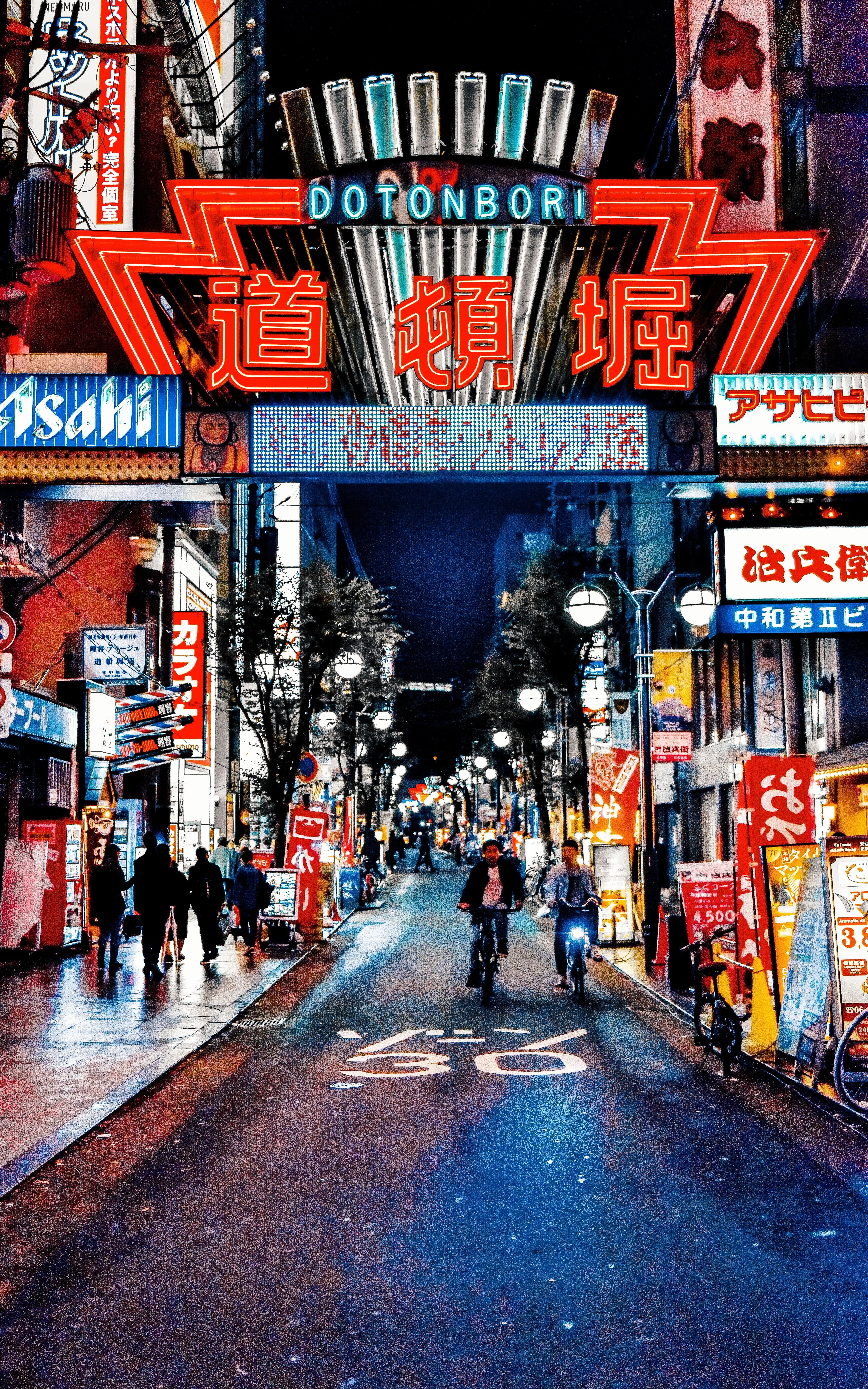 Een straat met winkels in Japan
